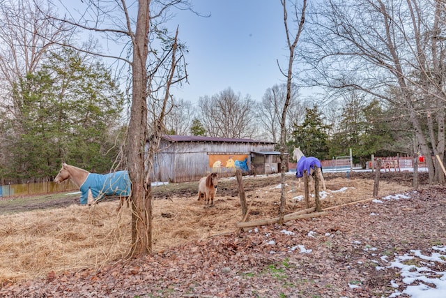 view of yard with an outbuilding