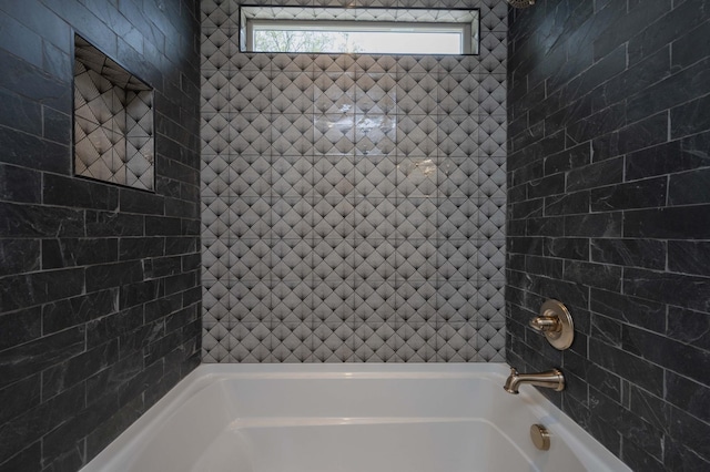 bathroom featuring tiled shower / bath