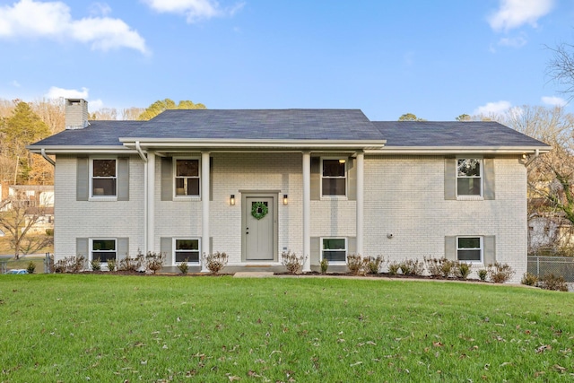 split foyer home featuring a front lawn