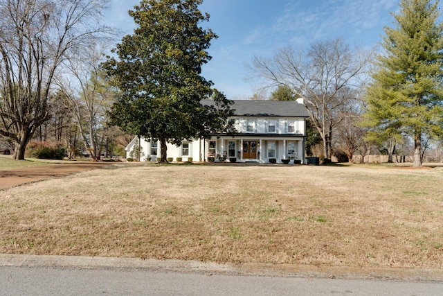 view of front of property featuring a front lawn