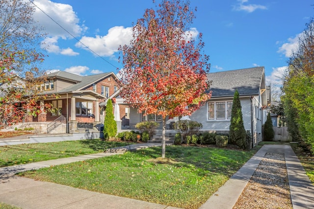 view of front facade featuring a porch and a front yard