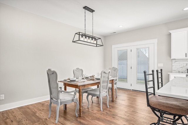 dining space featuring recessed lighting, light wood-type flooring, and baseboards