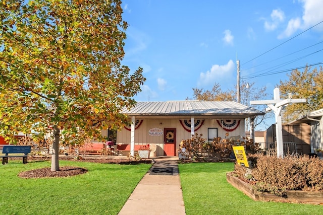 view of front facade with a front yard