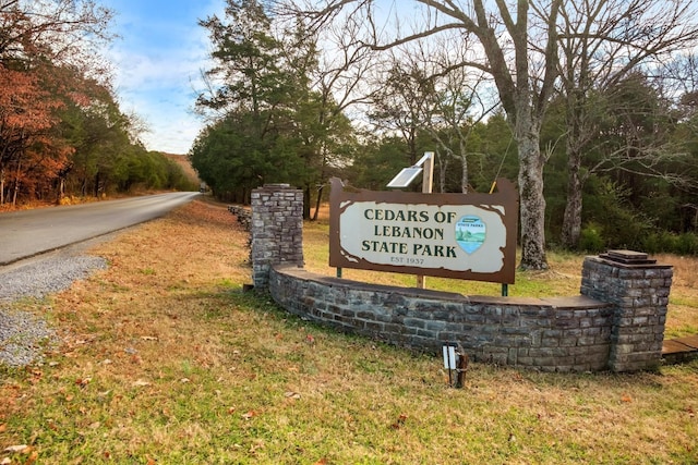 community / neighborhood sign featuring a yard