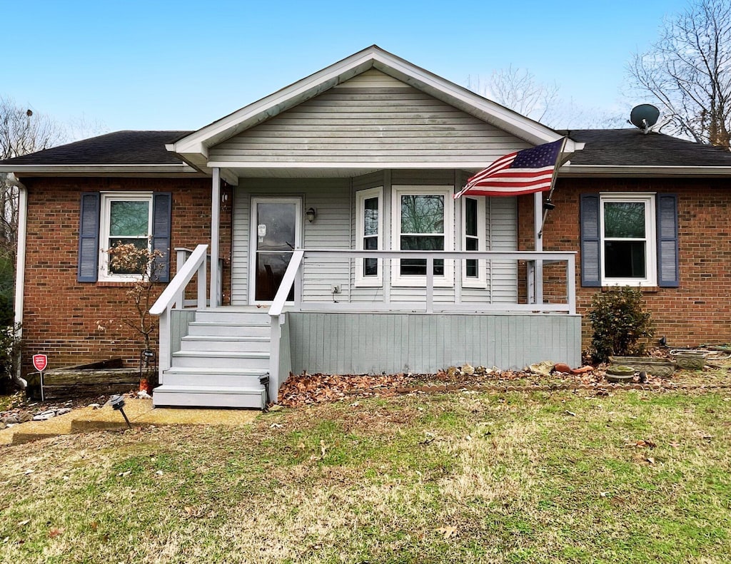 view of front of home featuring a front lawn