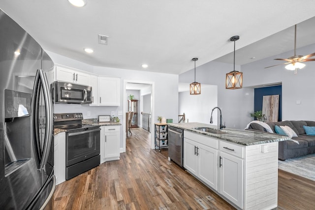 kitchen featuring sink, white cabinetry, appliances with stainless steel finishes, and an island with sink