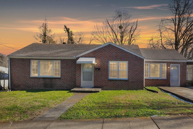 view of front of property featuring a yard