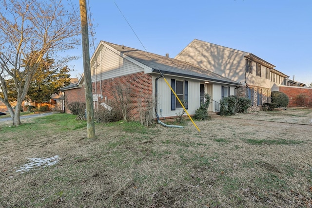 view of front of house featuring a front yard