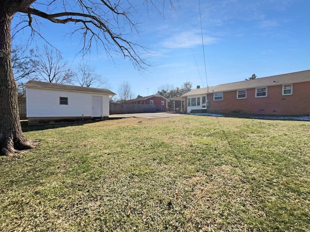 view of yard featuring an outdoor structure