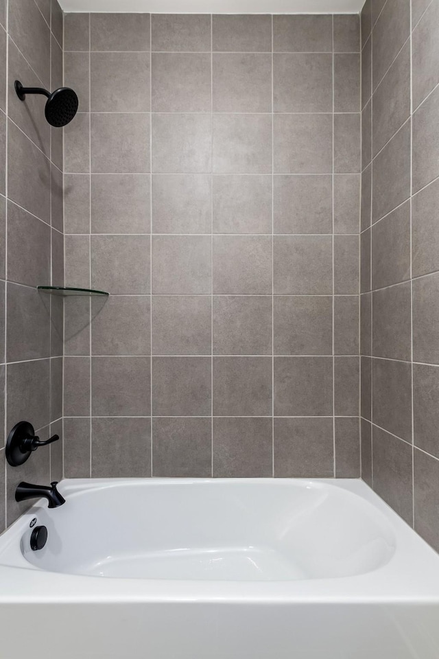 bathroom featuring tiled shower / bath combo