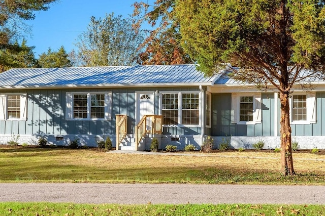 ranch-style home featuring a front yard