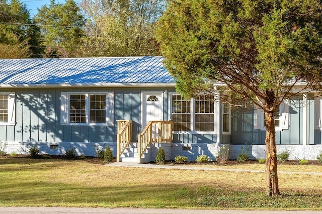 view of front of home with a front yard