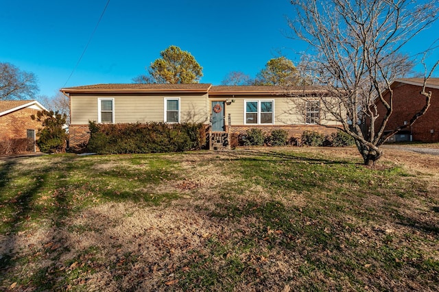 ranch-style house featuring a front yard