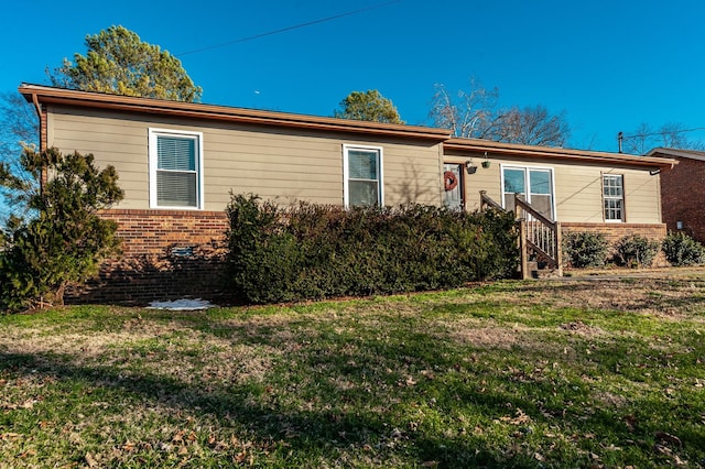 view of front of house featuring a front yard