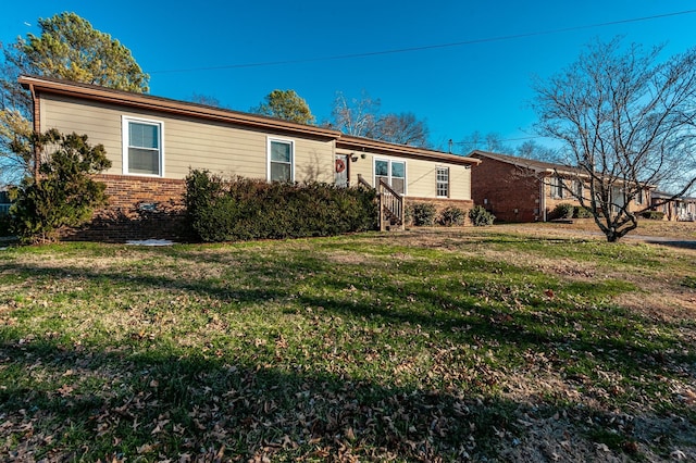 single story home featuring a front lawn