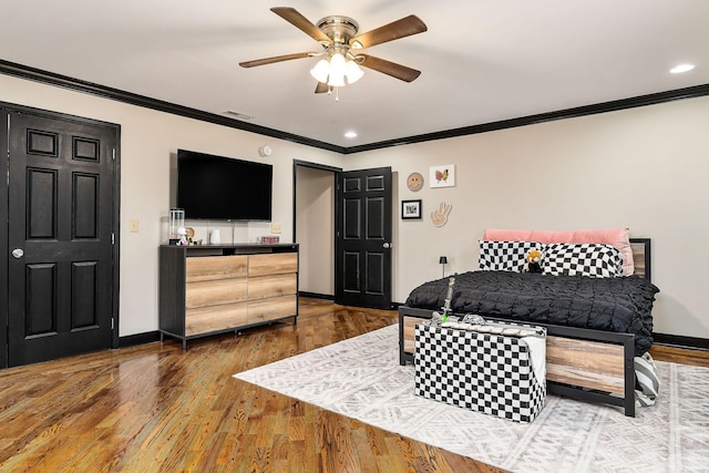 living room featuring ornamental molding, dark wood-type flooring, and ceiling fan