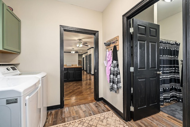 laundry area with dark wood-type flooring, ceiling fan, cabinets, and independent washer and dryer