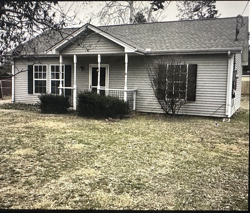 view of front of property featuring a front lawn