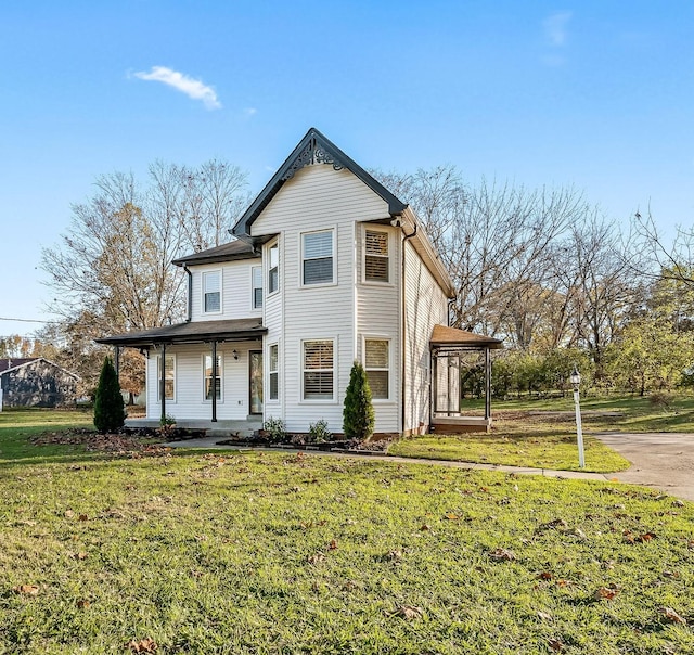 view of front of property featuring a porch and a front yard