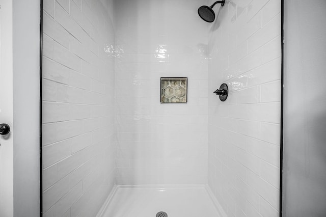 bathroom featuring tiled shower