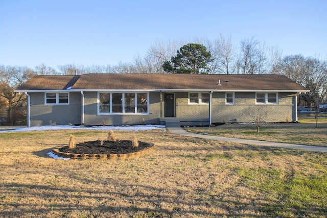 view of front of property featuring a front yard