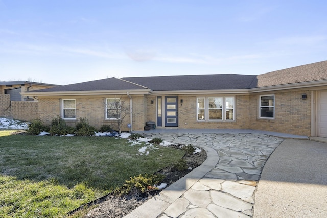 view of front facade with a garage and a front yard