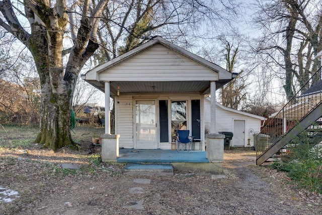 view of front of property featuring an outdoor structure