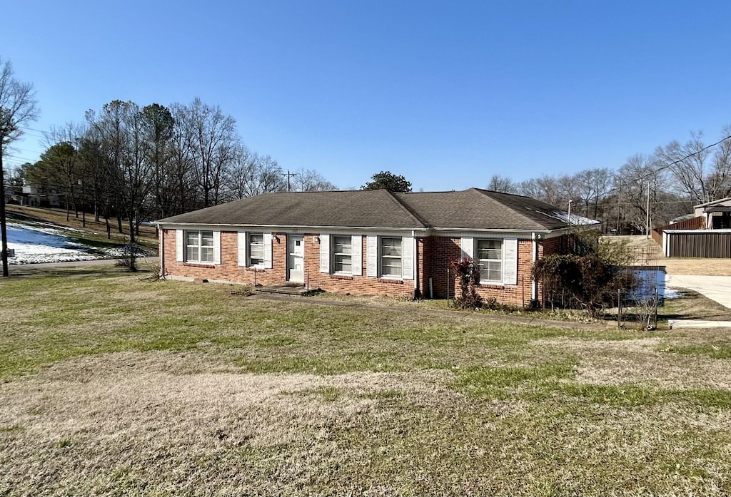 ranch-style home with a front yard