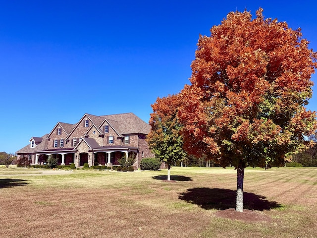 view of front facade featuring a front lawn