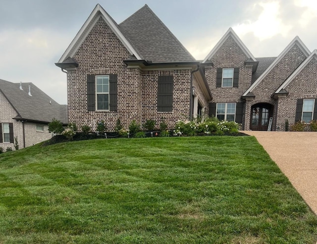 view of front of home featuring a front yard