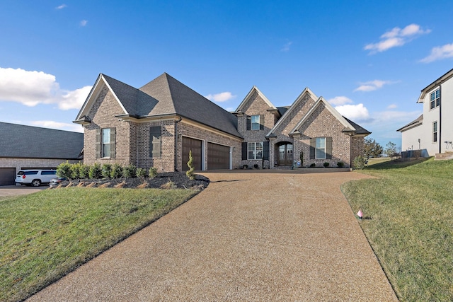 view of front facade featuring a front lawn