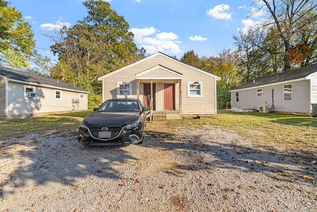 view of front of home featuring a front yard