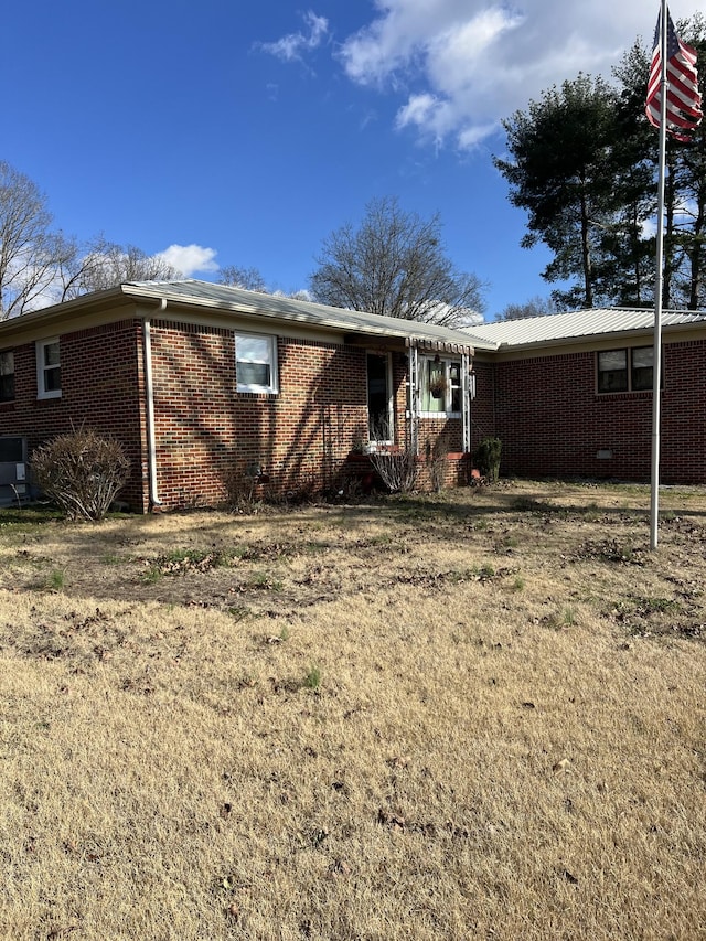 view of front of property featuring a front yard