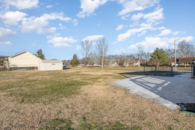 view of yard featuring a storage unit