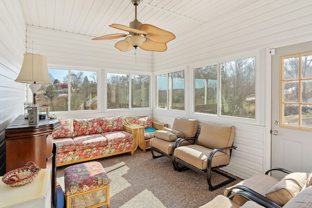 sunroom with ceiling fan