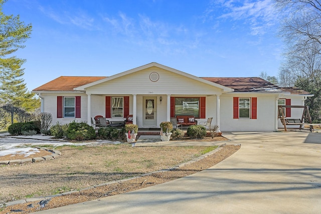 ranch-style house featuring a porch