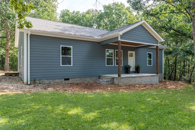 view of front of house featuring a front lawn