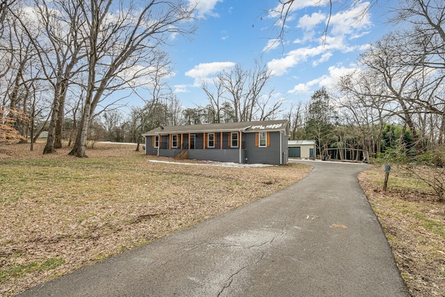 view of front of property featuring a front yard