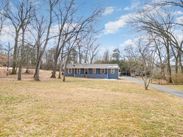 view of front of house featuring a front lawn