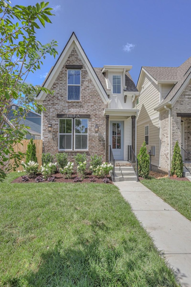 view of front of home featuring a front yard