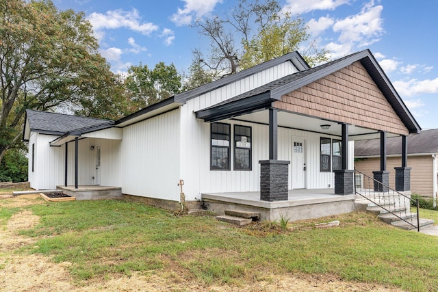 view of front facade featuring a front yard and covered porch