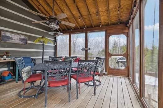 sunroom / solarium with vaulted ceiling and ceiling fan