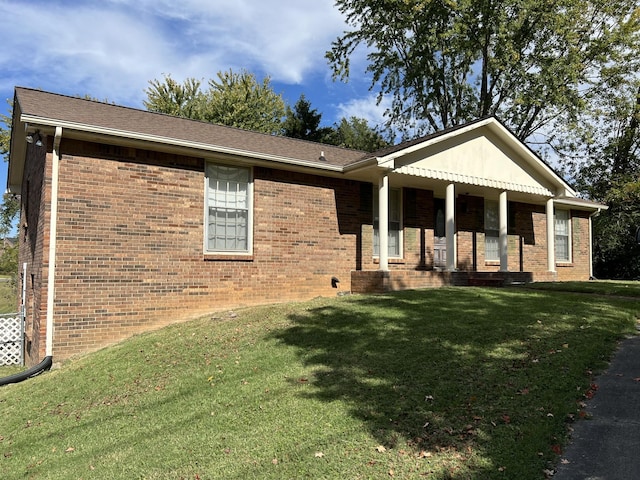 single story home featuring a front lawn