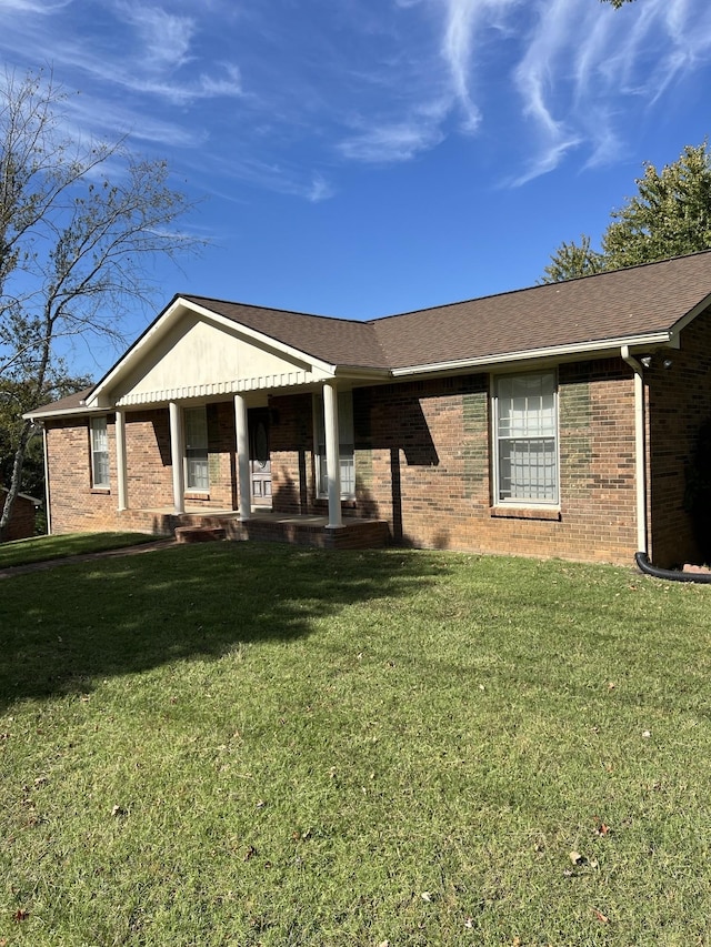 view of front facade with a front yard