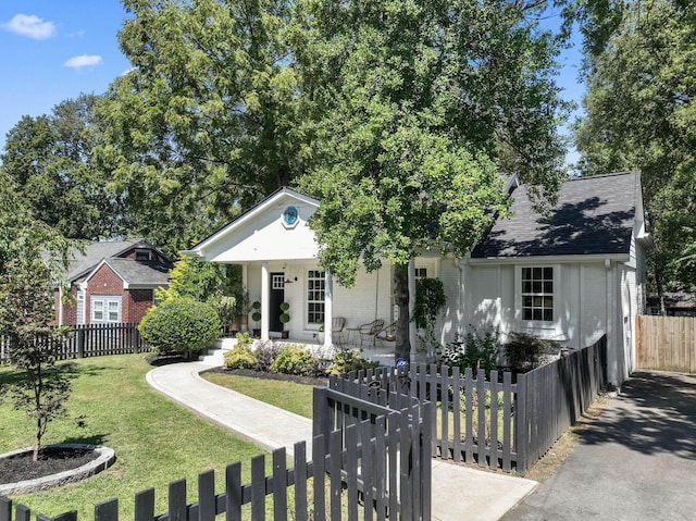 view of front facade featuring covered porch and a front yard