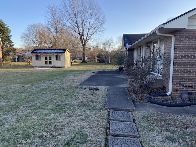 view of yard featuring an outdoor structure