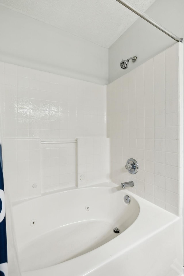 bathroom with tub / shower combination