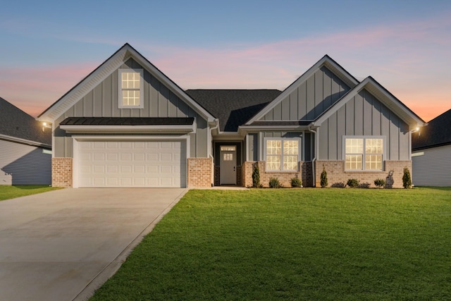 view of front of home featuring a lawn