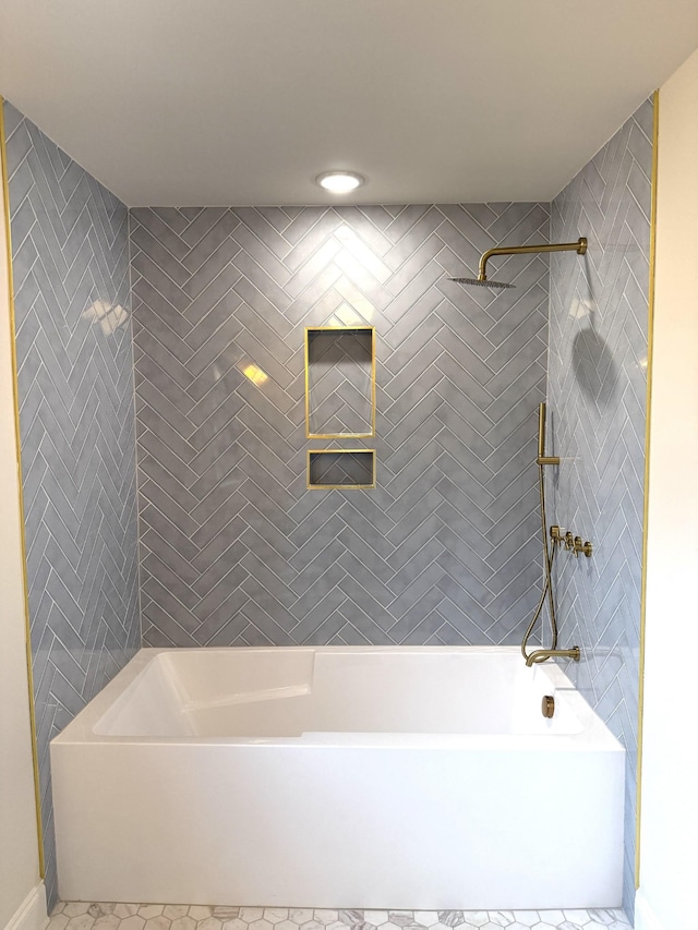 bathroom featuring tiled shower / bath combo