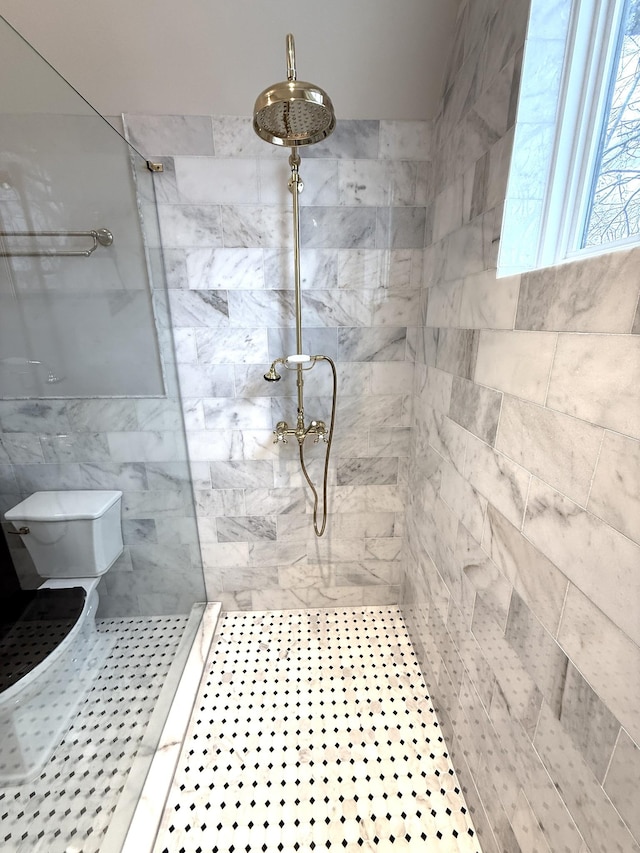 bathroom featuring tiled shower